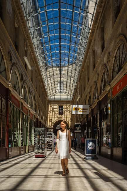 Bordeaux Photographer : Romantic or Family or Friends - The Posing Coach Secret: Natural Looks Without the Stiffness
